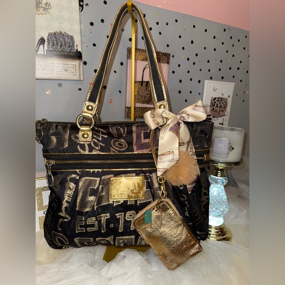 4 FER Coach Limited Edition Poppy Bag w/ Wristlet, scarf, & Pom Pom - Picture 4 of 9